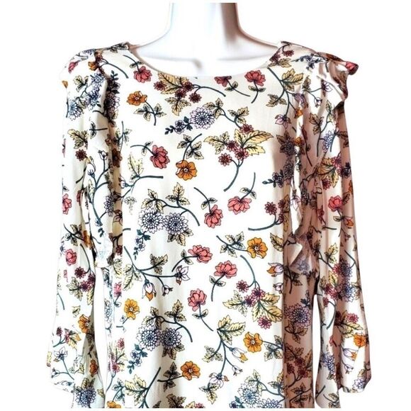 Sanctuary white background with floral pattern 3/4 sleeves and flutter at bodice - Picture 3 of 9